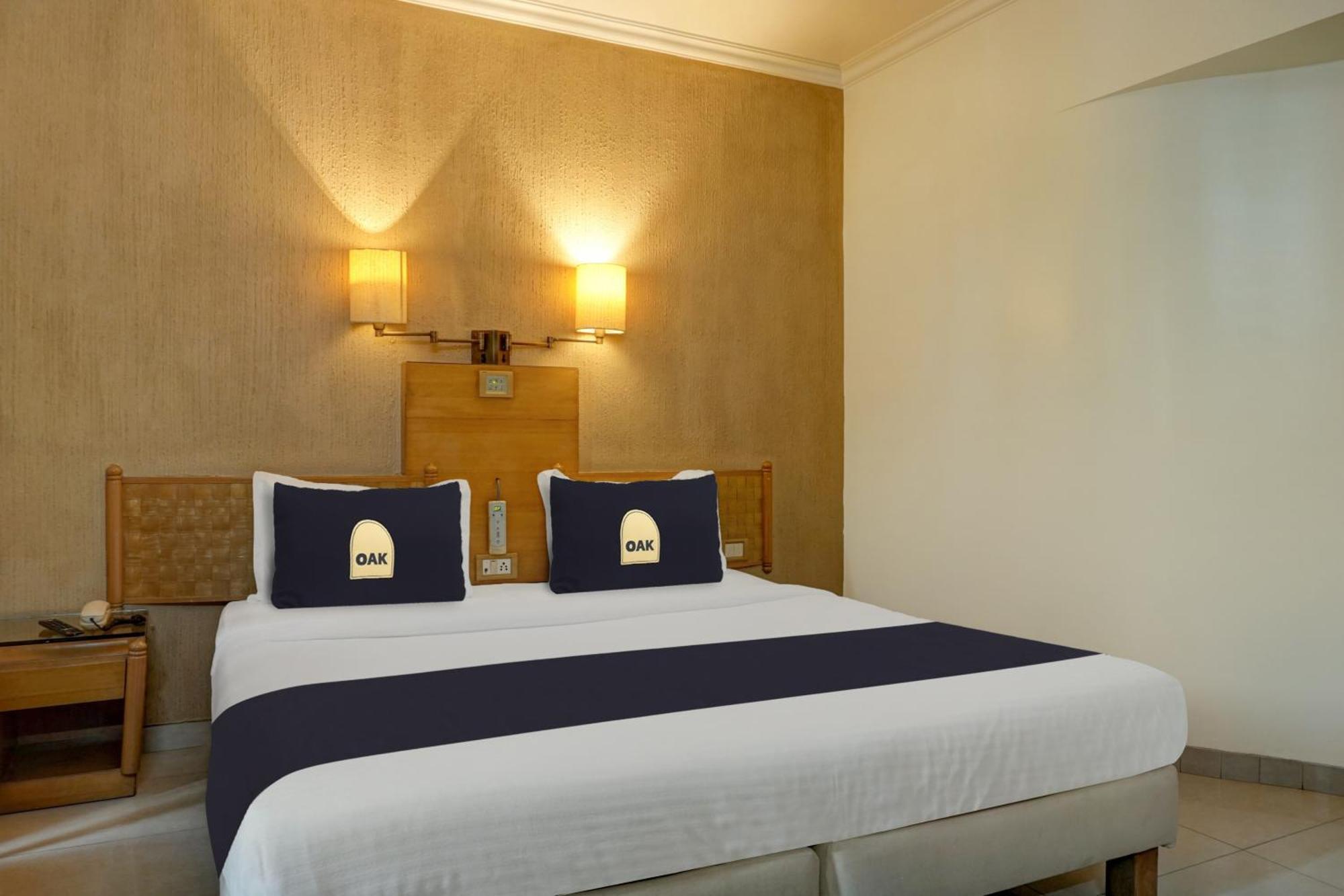Townhouse Oak Orchard Hotel プネ エクステリア 写真